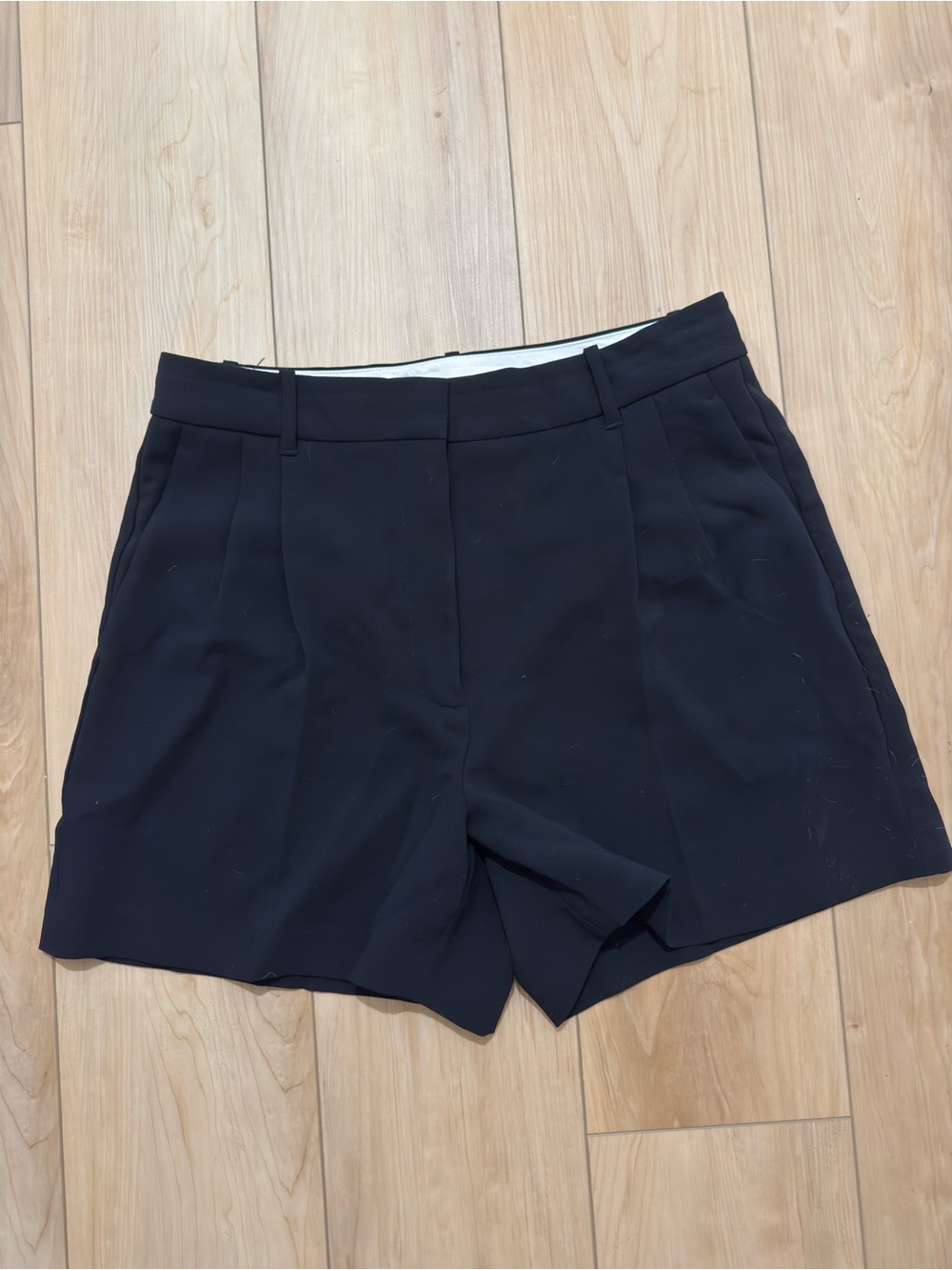 Aritzia Effortless Short Mid-Thigh